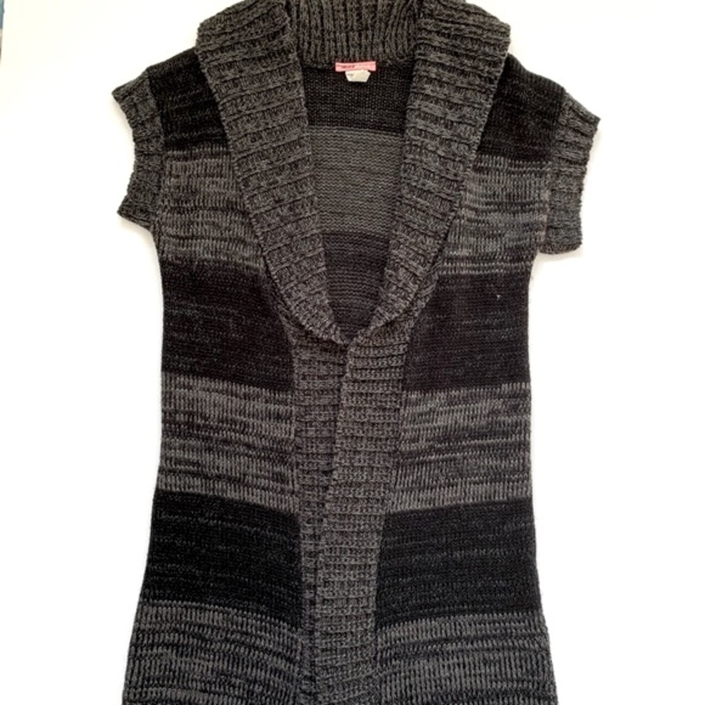 • Short sleeve cardigan •